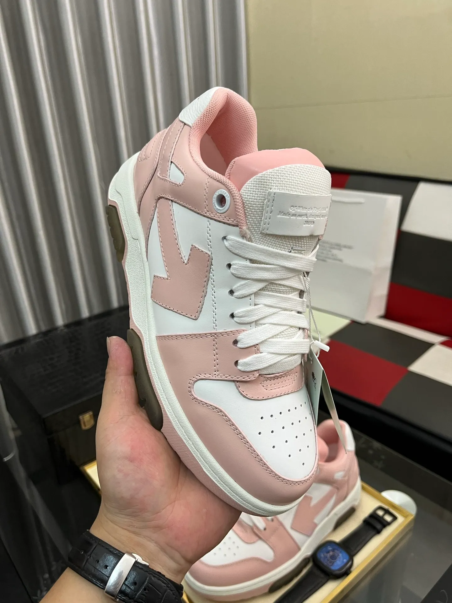 Men's shoes 💰600⌚️⌚️ OFF-White C/O VirGil Abloh fashionable and versatile casual shoes. Exclusive first release of the new model. Made of environmentally friendly cowhide leather and mesh fabric upper material. The insole is embedded with foam cushioning EVA material. The correct midsole is equipped with EVA lightweight cushioning. External tooth nail rubber outsole. The correct accessories can be customized simultaneously. Women's model: 35-40 Men's model: 39-45